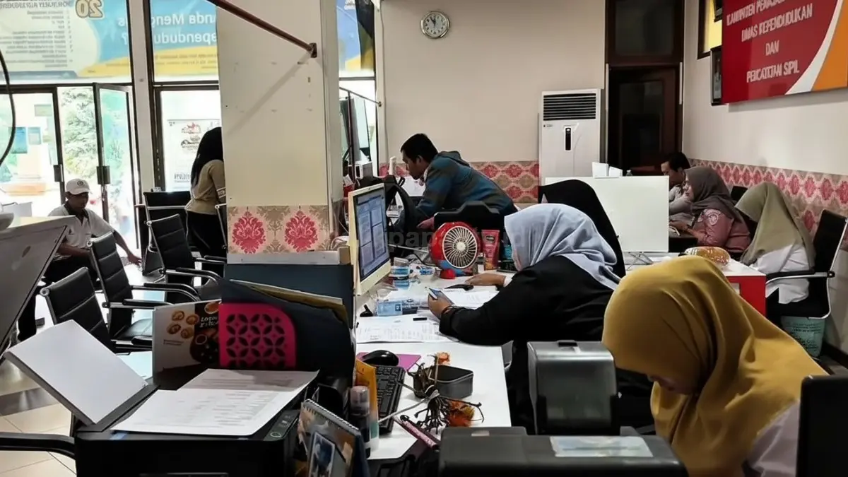 Petugas Disdukcapil PPU melayani pengurusan akta kelahiran sebagai upaya memperluas akses identitas hukum anak.