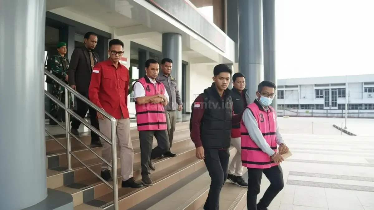 Petugas Kejati Kaltim melakukan penahanan dua tersangka dugaan korupsi penjualan batu bara ilegal di Samarinda.