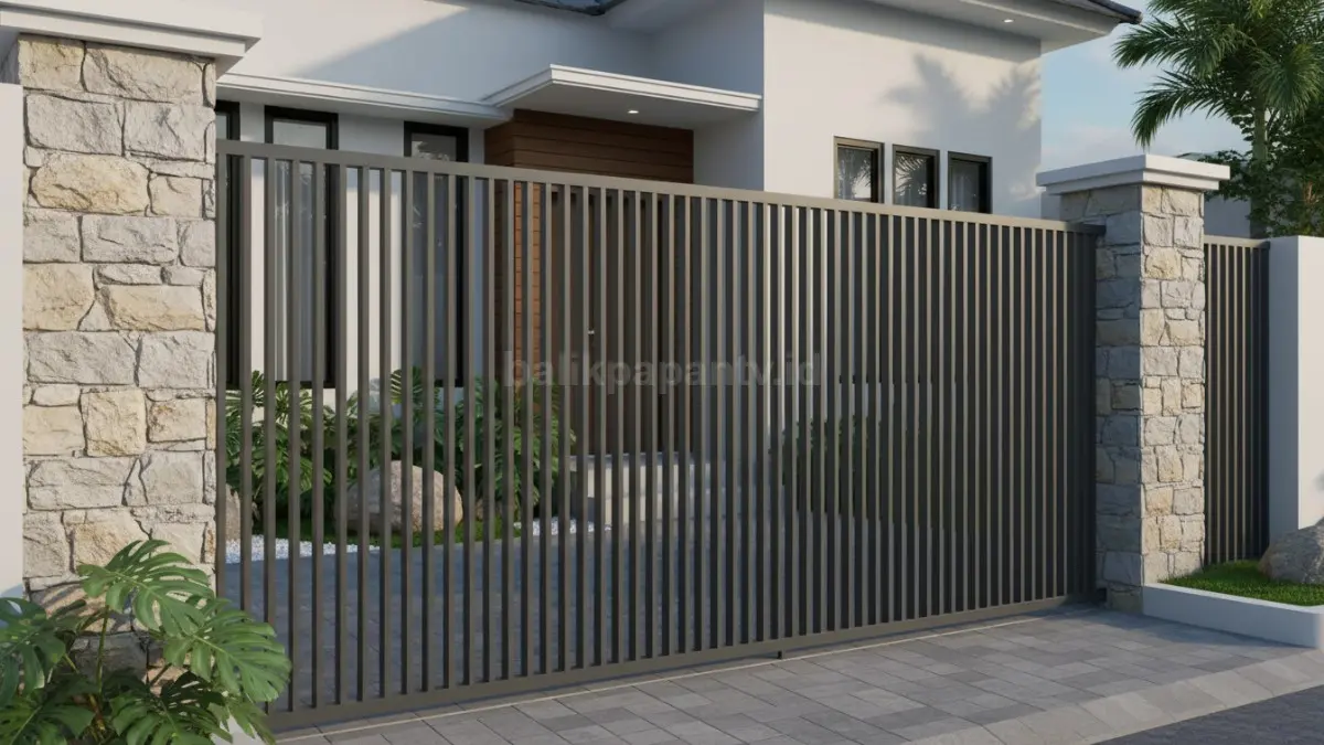 Pagar aluminium vertikal dan pilar batu alam menghadirkan tampilan modern, rapi, dan tetap hangat. (BTV/Ai)