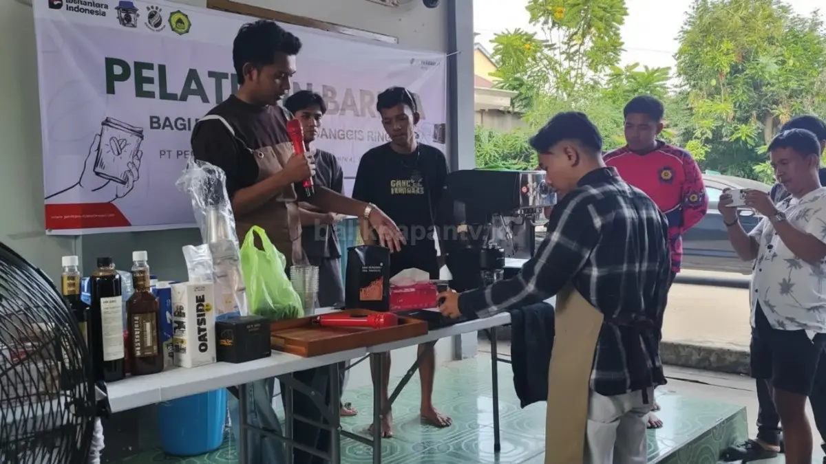 Pelatihan barista bagi pemuda Teluk Lerong Ulu Samarinda untuk meningkatkan keterampilan kerja dan usaha kopi lokal.