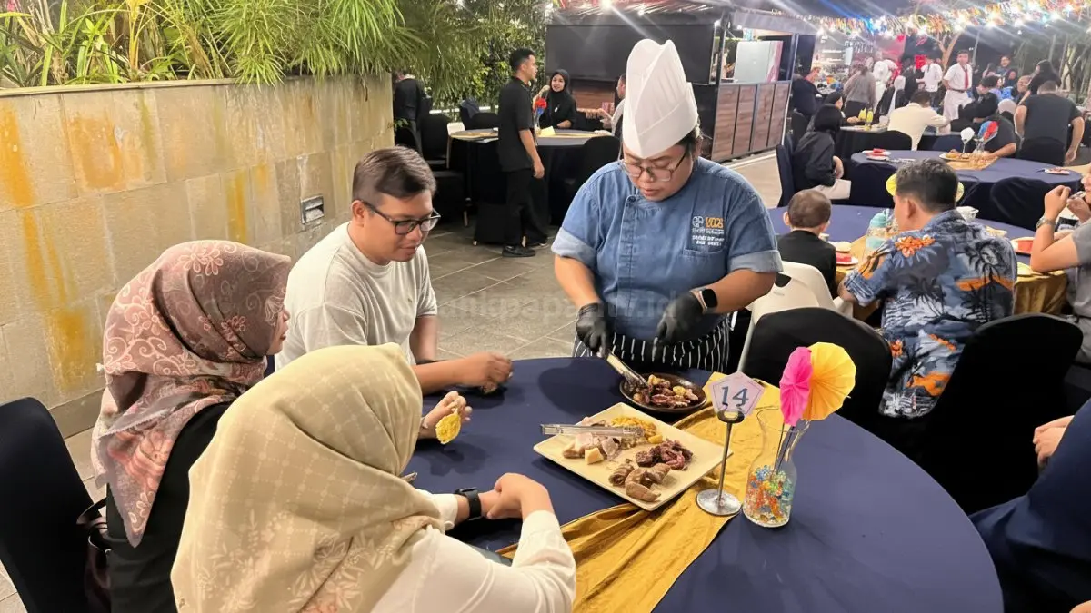 Suasana Churrasco Night di Four Points Balikpapan dengan sajian barbecue khas Brasil yang disajikan langsung ke meja.
