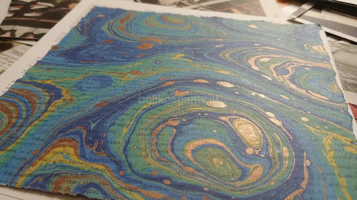 Marbling pada kertas bekas mengubah material sederhana menjadi dekorasi unik yang bernilai guna dan estetika.(BTV/AI) 
