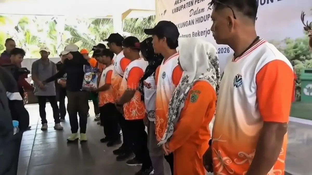 Penyerahan bantuan sembako kepada 214 petugas kebersihan PPU dalam peringatan Hari Lingkungan Hidup Sedunia.