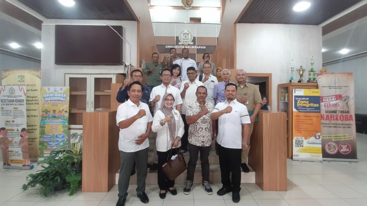 Perwakilan warga Perumahan Borneo Paradiso RT 60 Sepinggan, berfoto bersama jajaran pimpinan dan anggota Komisi III DPRD Balikpapan dan Disperkim Balikpapan usai rapat dengar pendapat.
