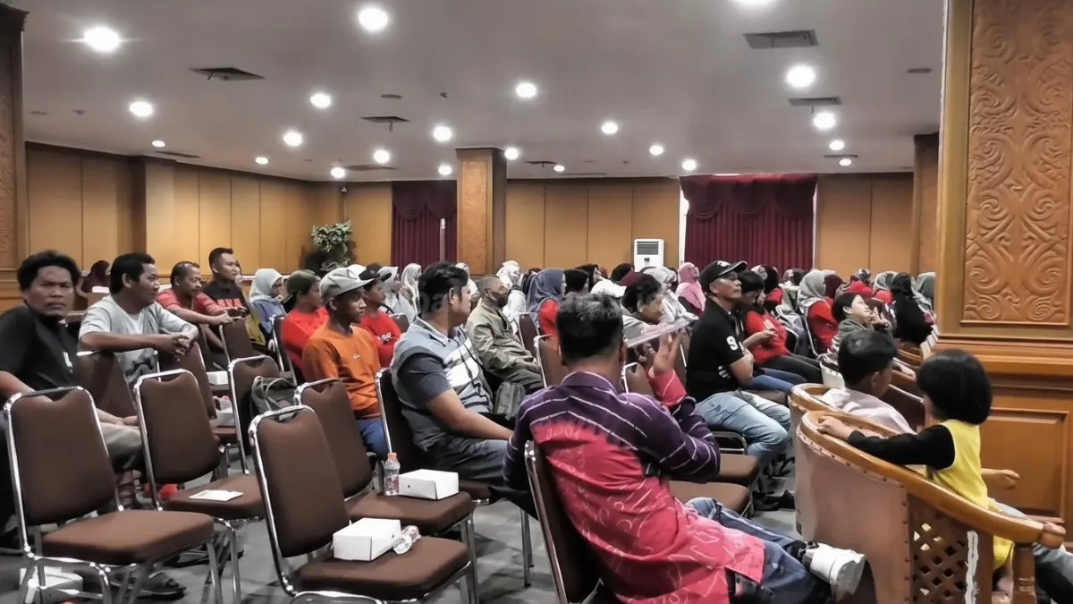 Petugas DPMPTSP PPU melakukan pendataan dan pendampingan penerbitan NIB kepada pelaku UMKM di sepanjang wilayah Penajam hingga Babulu Darat.