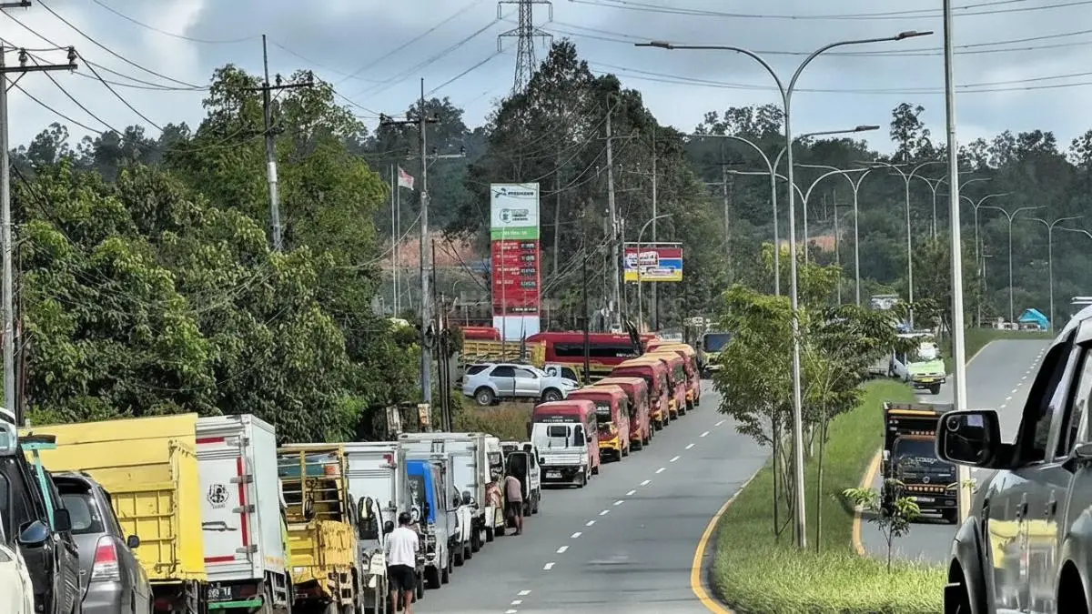 Aktivitas antrean kendaraan di SPBU Balikpapan yang menjadi sorotan PMII akibat maraknya praktik pengetapan solar bersubsidi ilegal.