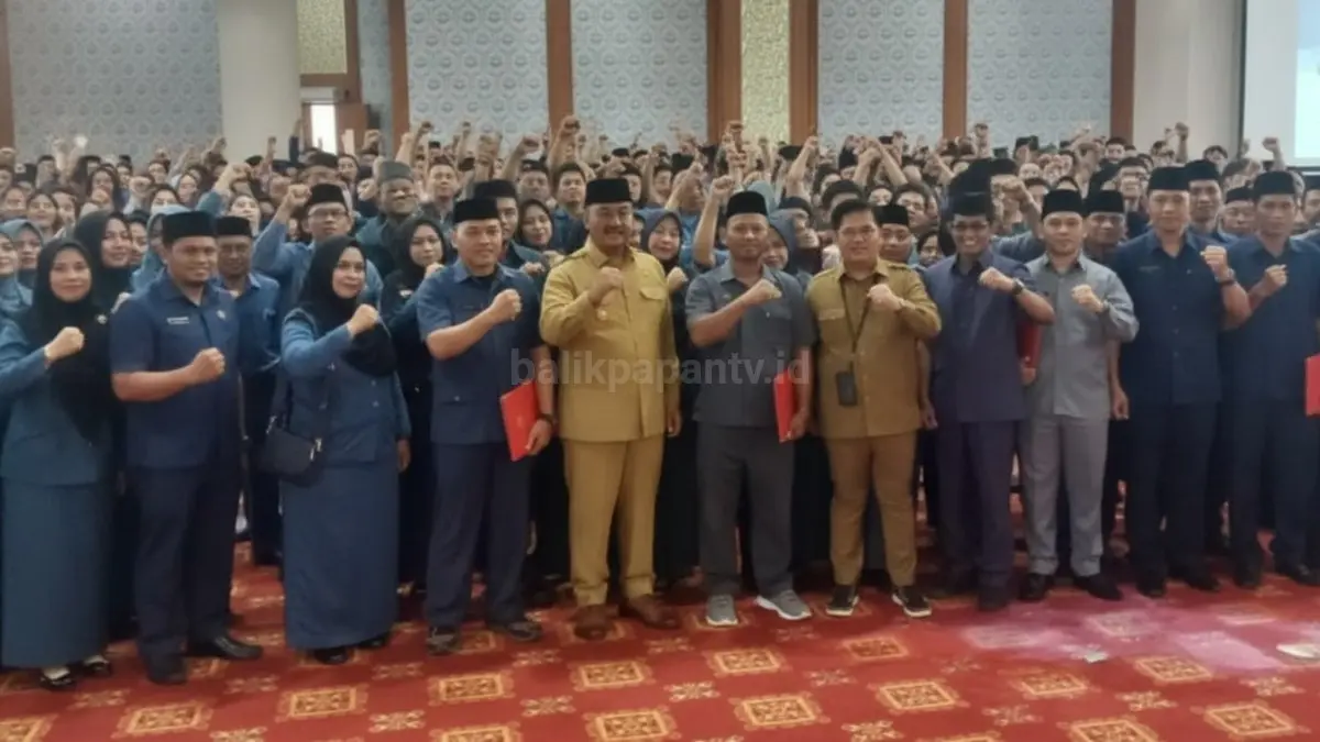 Bupati Kutai Kartanegara Edi Damansyah saat memimpin prosesi pengukuhan perpanjangan masa jabatan ratusan kepala desa dan anggota BPD.