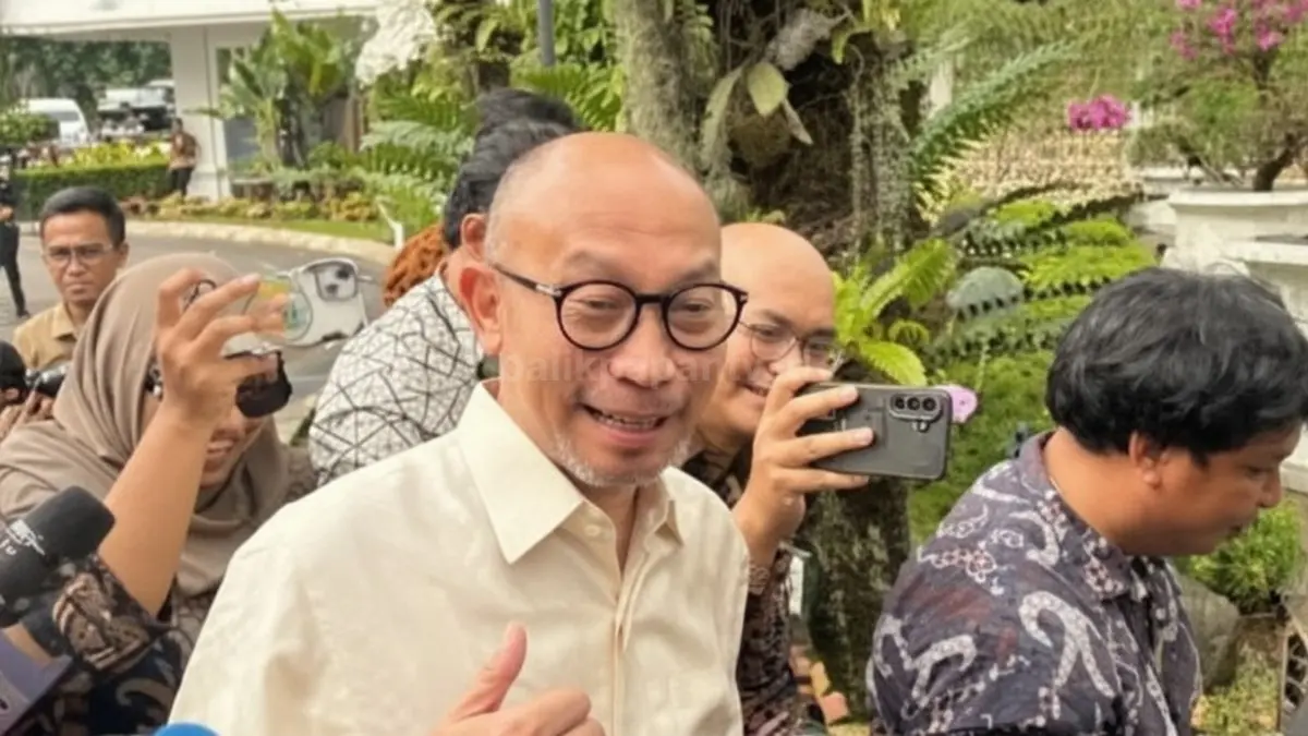 Luhut Binsar Pandjaitan dan Chatib Basri tiba di Istana Kepresidenan untuk bertemu Presiden Prabowo Subianto.