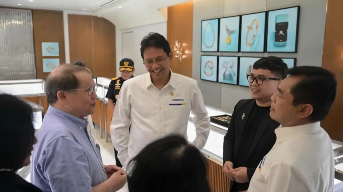 Menteri Keuangan Purbaya Yudi Sadewa saat membuka segel gerai Tiffany & Co setelah penyelesaian sanksi administrasi.