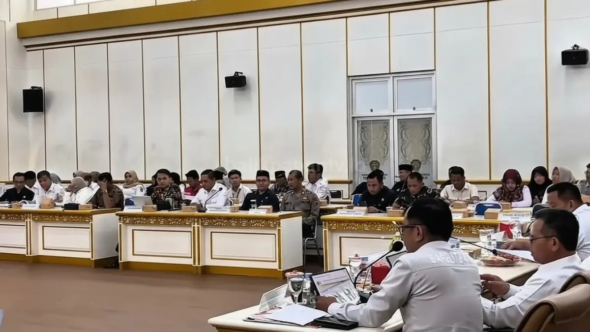 Suasana aktivitas koordinasi administrasi perkantoran daerah Kabupaten Penajam Paser Utara yang menerapkan transformasi sistem kerja.