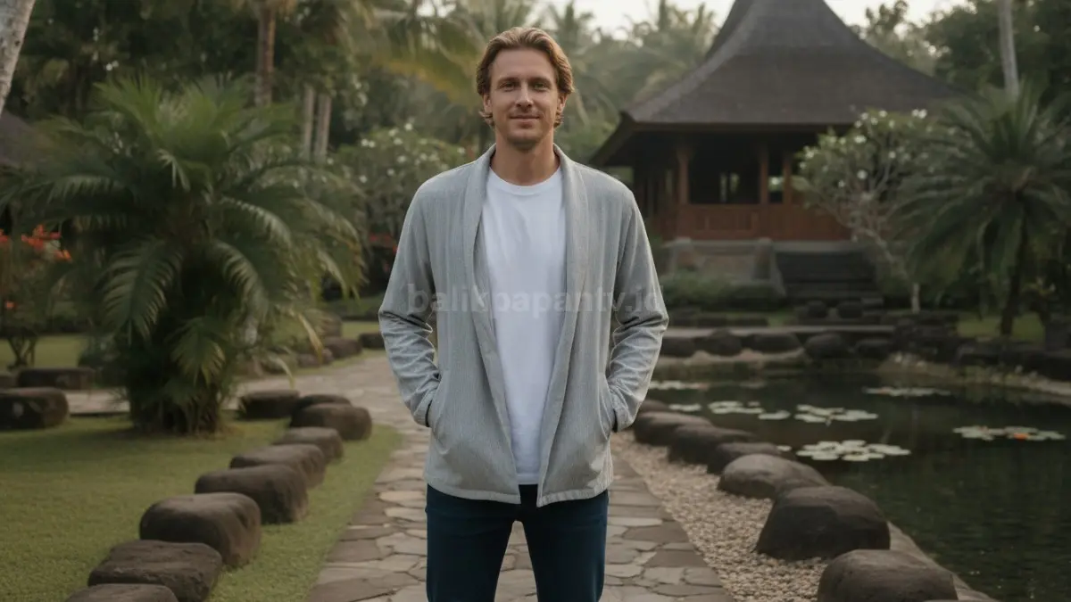 Jaket abu-abu tipis menyempurnakan tampilan kasual, nyaman dipakai saat cuaca sedikit lebih sejuk.  (BTV/AI)