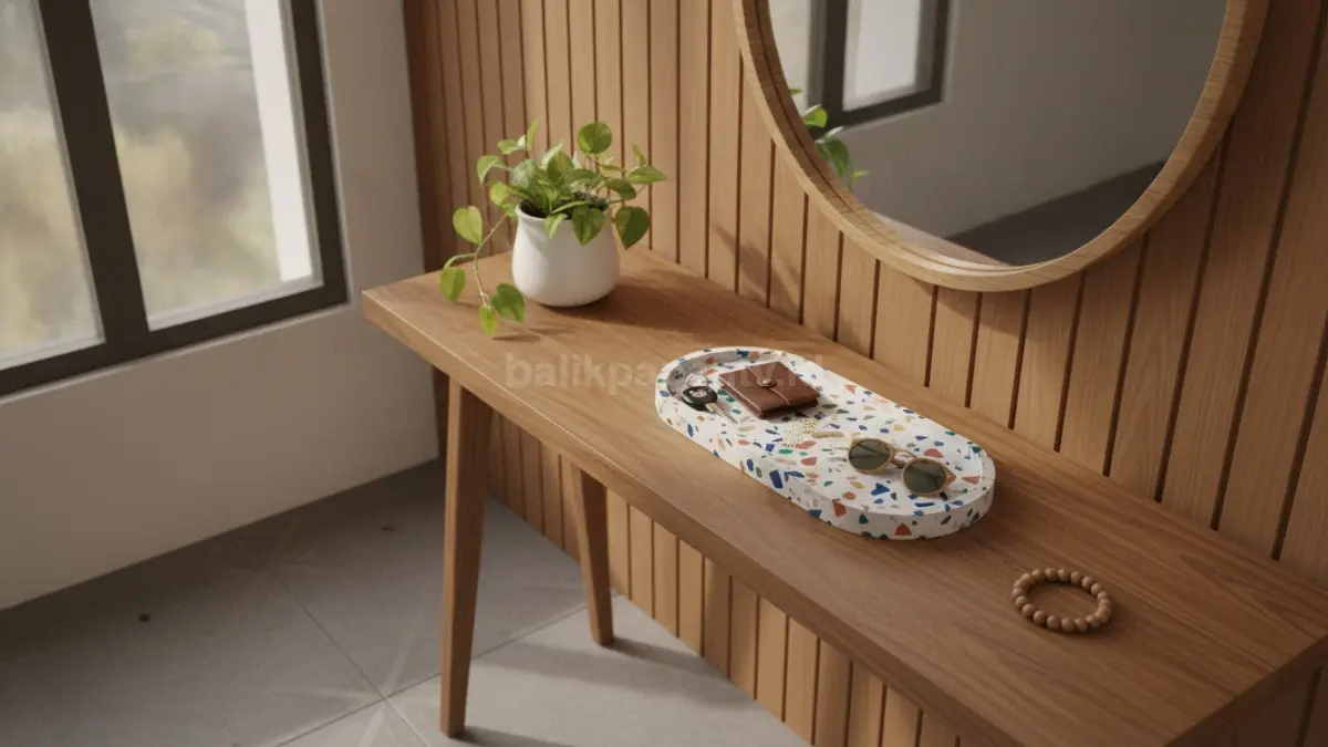 Tray terrazzo multifungsi membantu merapikan barang harian sekaligus mempercantik area pintu masuk rumah.  (BTV/AI)