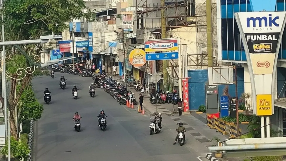 Deretan kendaraan parkir di kawasan KTL dekat Balikpapan Plaza yang kembali menjadi sorotan warga.