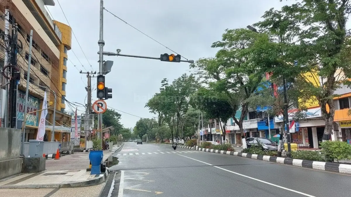 Fasilitas pelican crossing dengan sensor sentuh dan lampu lalu lintas mendukung keselamatan warga di depan Gedung Parkir Kelandasan