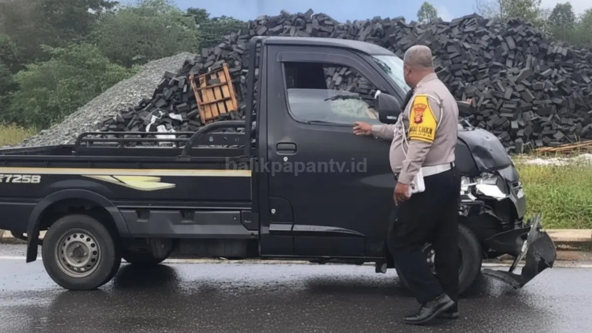 Kendaraan pikap, Petugas melakukan penyelidikan kecelakaan siswi SMA di kawasan Grand City Balikpapan Utara.