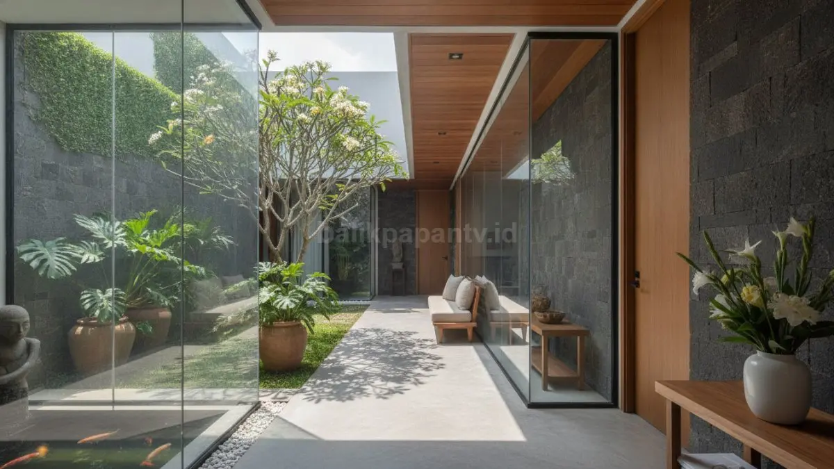 Koridor terbuka dengan taman samping membuat rumah terasa lebih terang, segar, dan menyatu dengan alam. (BTV/Ai)