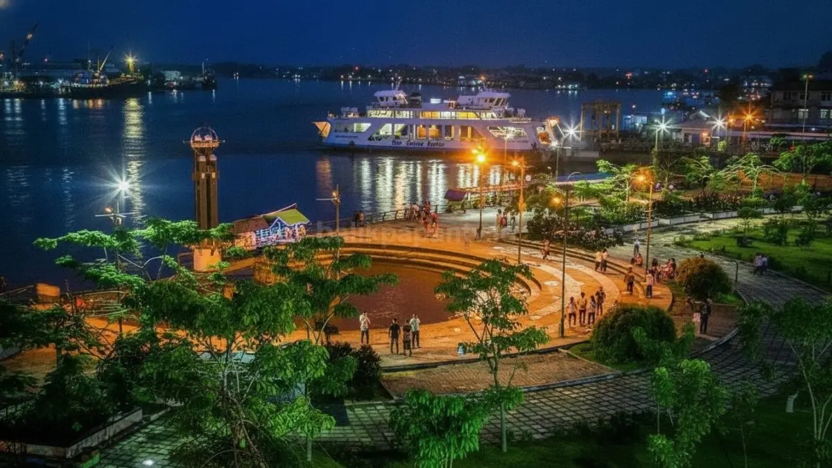 Penataan taman dan jalur pedestrian di Pontianak yang menjadi referensi pengembangan Balikpapan.