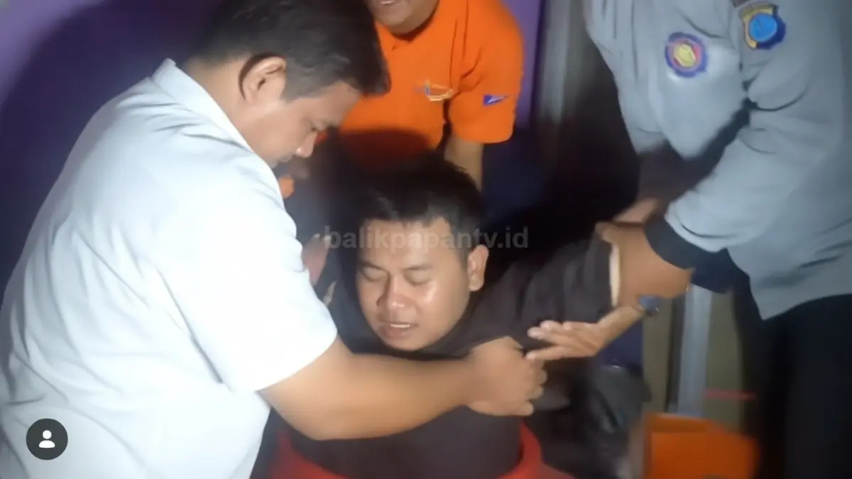 Petugas Damkar Balikpapan Barat melakukan evakuasi karyawan yang terjebak di dalam tandon air sebuah plaza.
