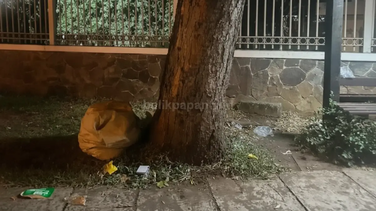 Petugas menelusuri lokasi temuan paspor dan dokumen haji di kawasan BSD Tangerang Selatan. (Foto: Imigrasi Tangerang)
