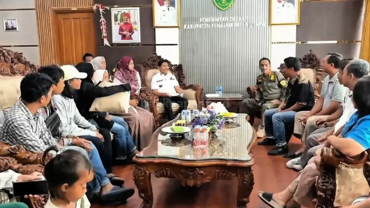 Foto Kepala Bidang Hubungan Industrial Disnakertrans PPU Juslizar Rahmat saat memberikan keterangan resmi mengenai jaminan ketenagakerjaan di ruang kerjanya.