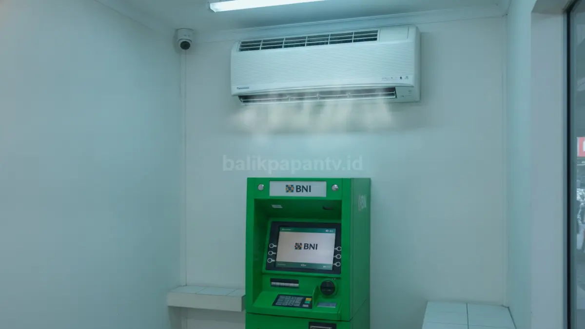 AC Panasonic CS-PC9JKJ 1 PK lawas yang masih beroperasi aktif di ruang ATM BNI dengan performa pendinginan yang baik. (BTV/Ai)
