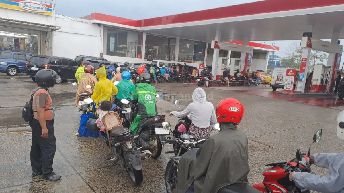 Antrean kendaraan di SPBU Km.3,5 Balikpapan