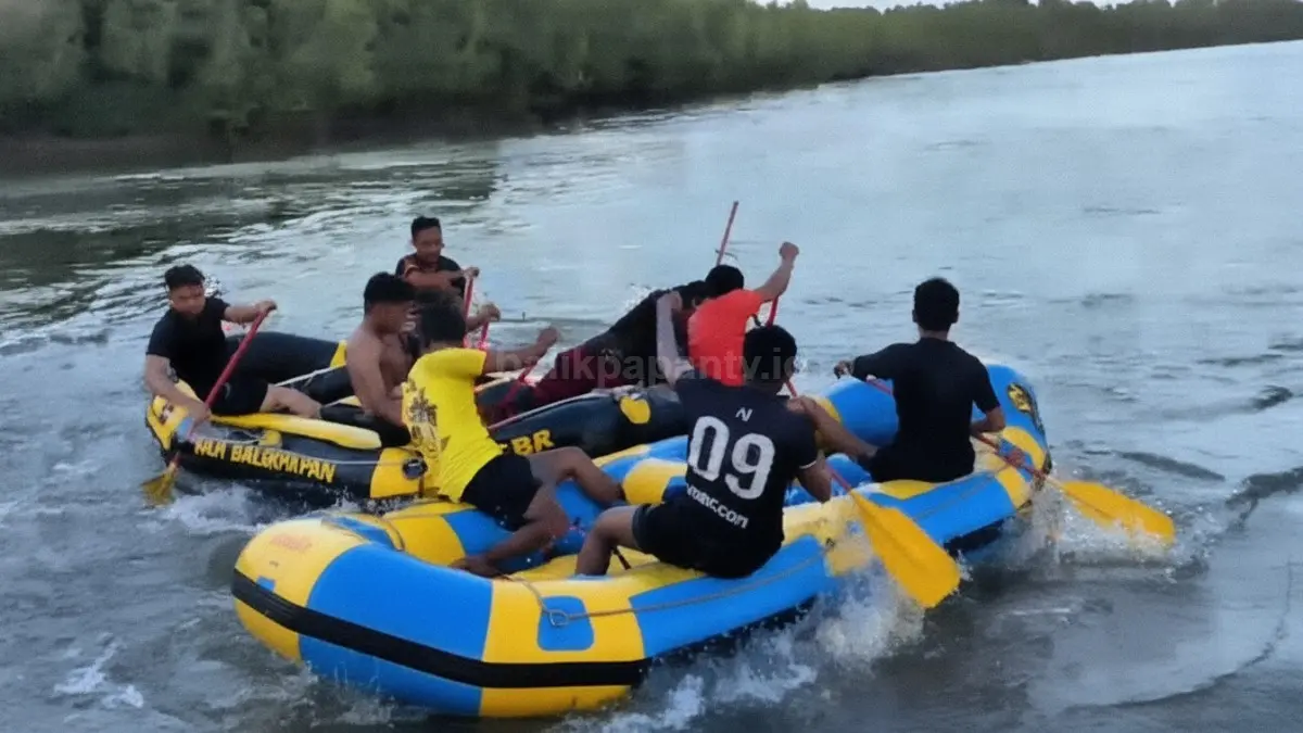 Deretan perahu karet kompetisi arung jeram yang bersiap di area perairan tenang Muara Sungai Manggar Balikpapan untuk ajang Walikota Cup 2026.