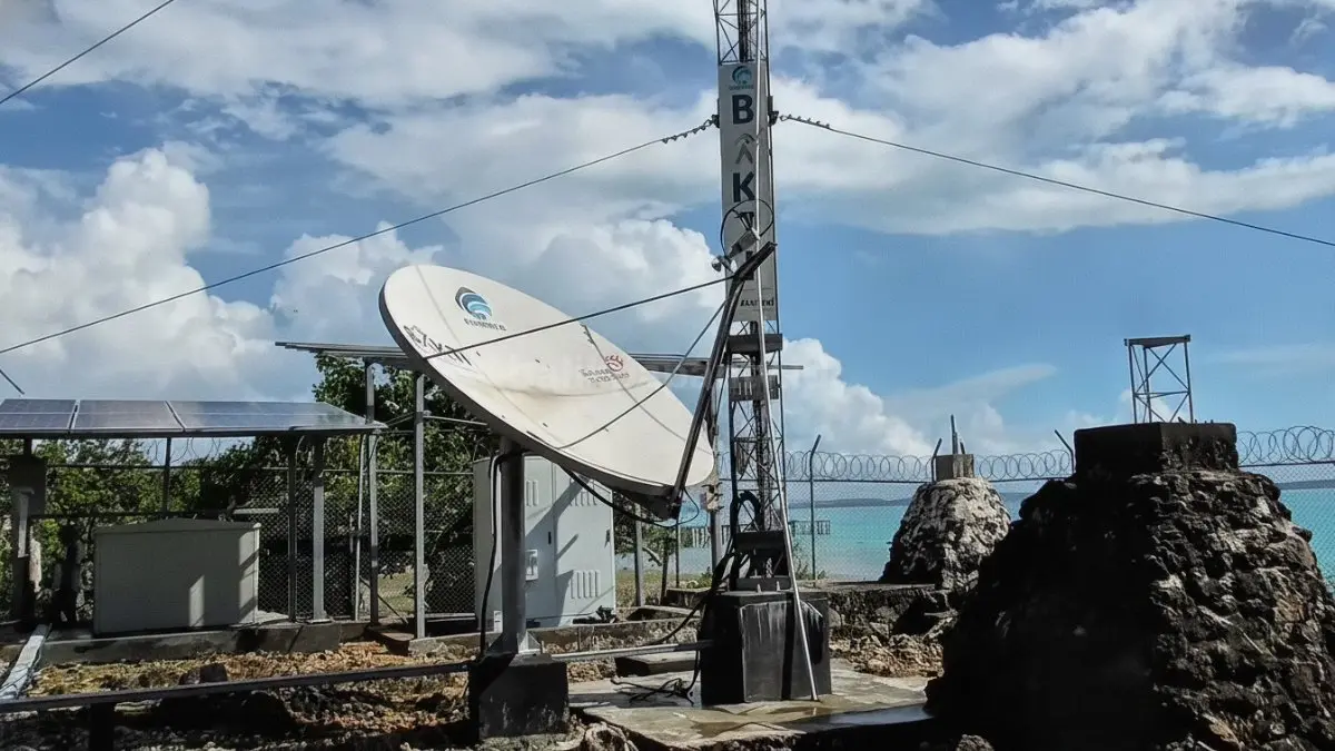 Fasilitas menara BTS USO BAKTI Kominfo yang menyediakan jaringan internet seluler untuk warga di Kampung Payung-payung Kecamatan Maratua Berau.