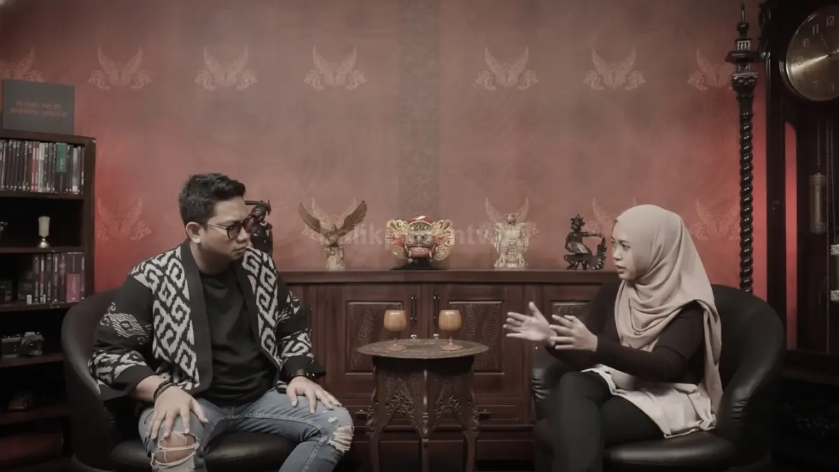 Ilustrasi kisah tragis cinta terlarang guru dan murid, berujung misteri dugaan santet yang menggemparkan warga. (BTV/AI)