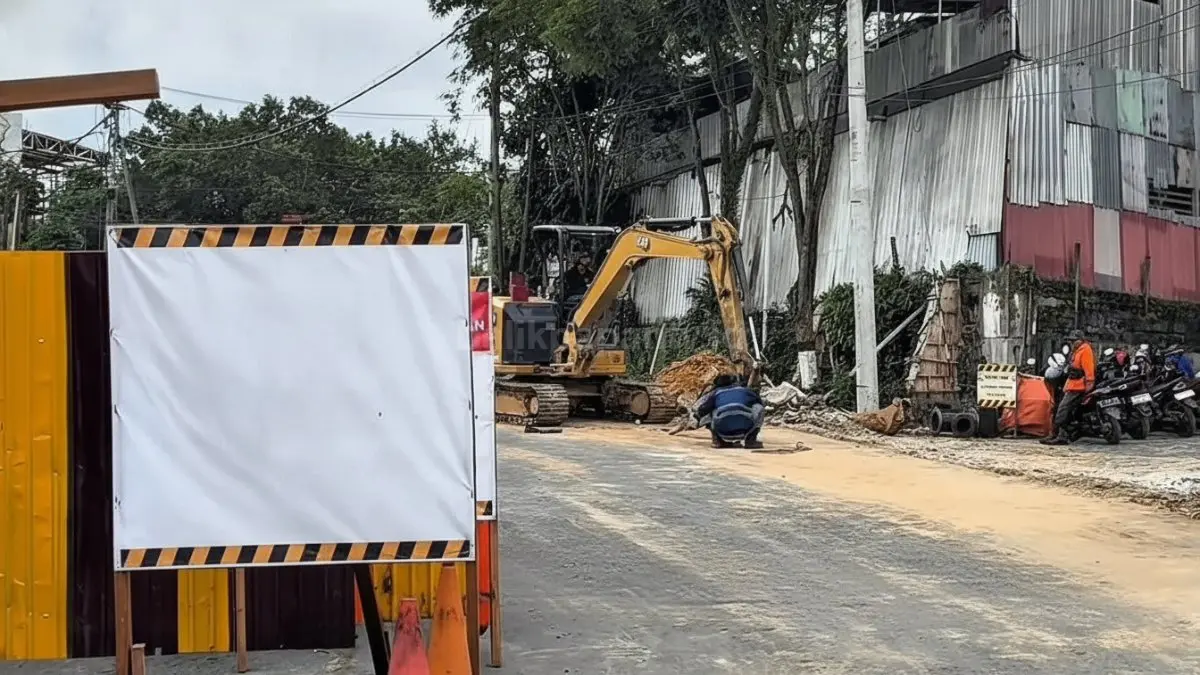 Kondisi penutupan total di akses masuk Jalan Syarifuddin Yoes Balikpapan dengan plang petunjuk proyek penanganan longsor jalan.