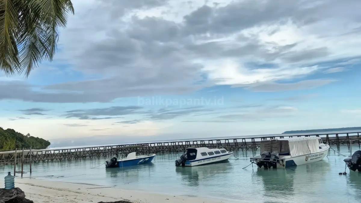 Pemandangan udara resort terapung di Kepulauan Maratua yang tampak sepi pengunjung akibat penurunan okupansi wisata domestik tahun 2026.