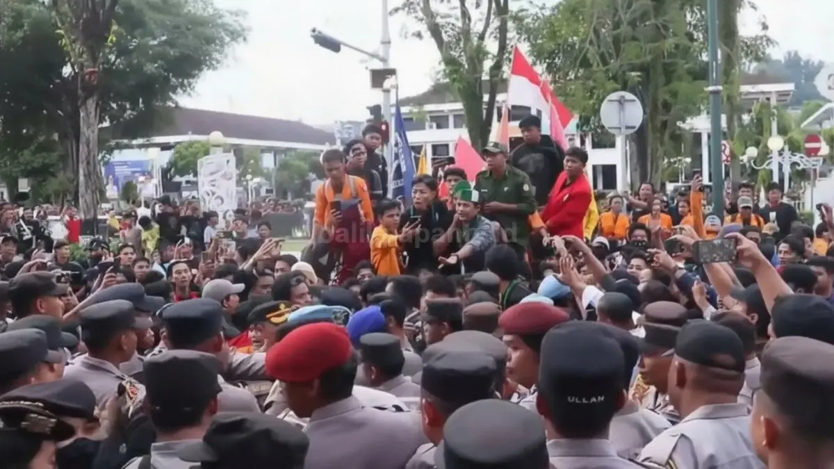 Aksi dorong mahasiswa Aliansi Balikpapan Bergerak dengan petugas keamanan di depan gerbang DPRD Kota Balikpapan.