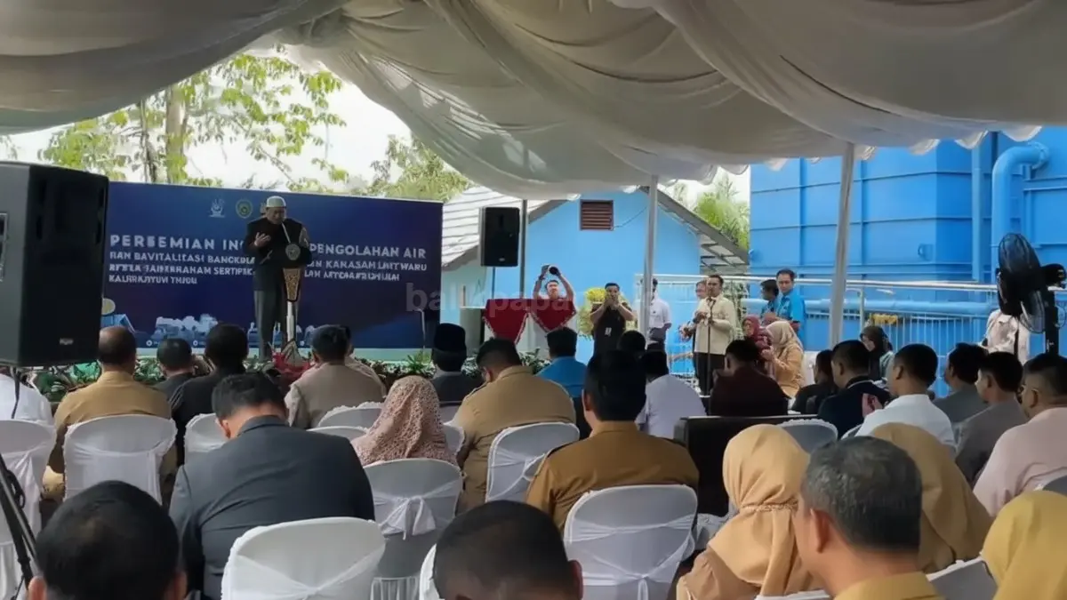 Dokumentasi resmi prosesi peresmian fasilitas perluasan jaringan instalasi pengolahan air bersih di Desa Bangun Mulyo.
