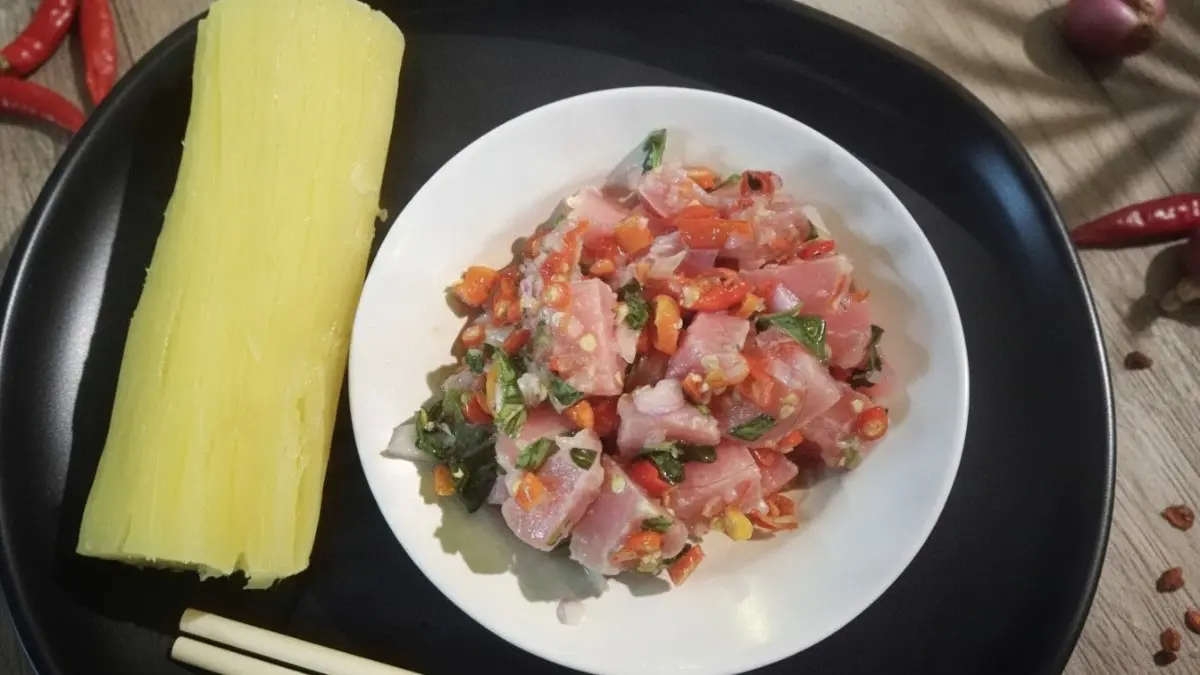 Gohu ikan cakalang mentah khas Ternate bercita rasa segar dengan jeruk, cabai, bawang, dan kemangi. (BTV/AI)
