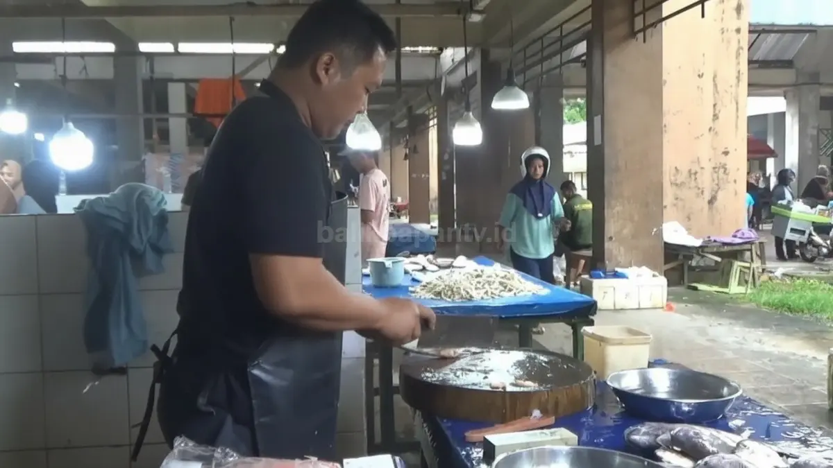 Aktivitas jual beli di lapak pedagang Pasar Induk Nenang yang memperlihatkan stok komoditas laut segar mengalami lonjakan harga akibat cuaca ekstrem.