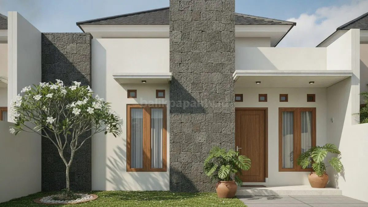Kombinasi batu alam dan dinding polos menghadirkan fasad rumah hangat, elegan, berkarakter kuat (BTV/Ai)
