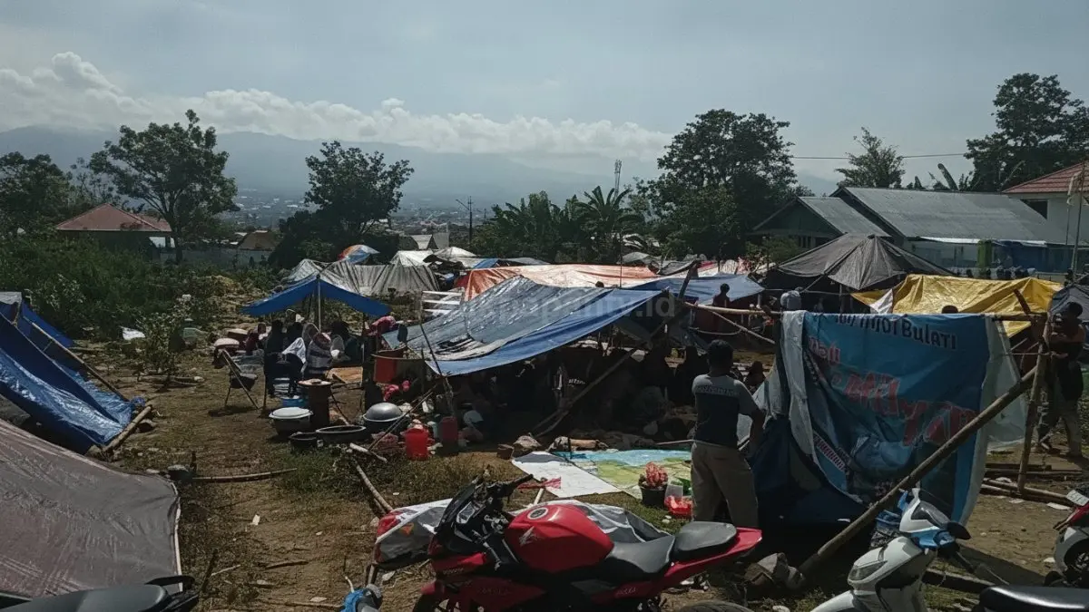Petugas mendata dampak gempa Sulawesi Tengah yang menyebabkan warga mengungsi dan fasilitas rusak.