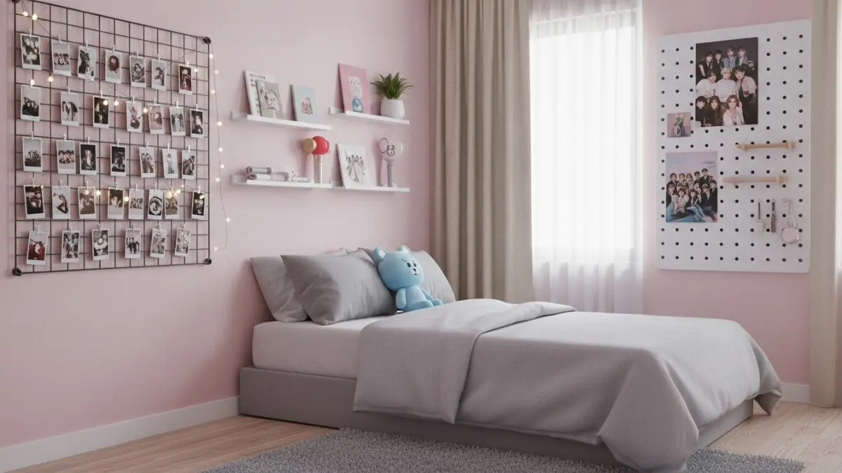 Dinding galeri modular memudahkan menata poster photocard foto berganti rapi tanpa merusak dinding apartemen modern. (BTV/AI)
