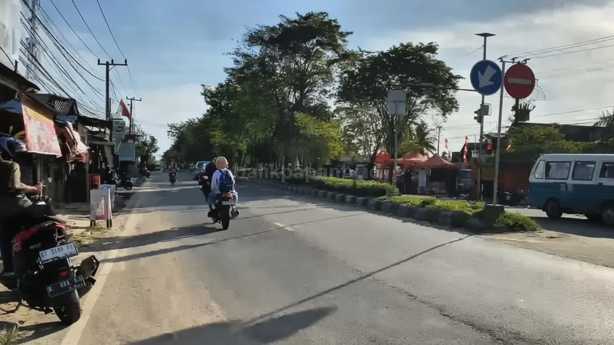 Kondisi arus lalu lintas kendaraan roda empat saat melintasi salah satu titik jalan poros nasional di wilayah Penajam Kalimantan Timur.