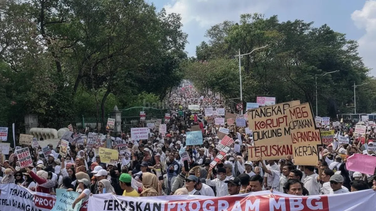 Massa aksi menyampaikan aspirasi