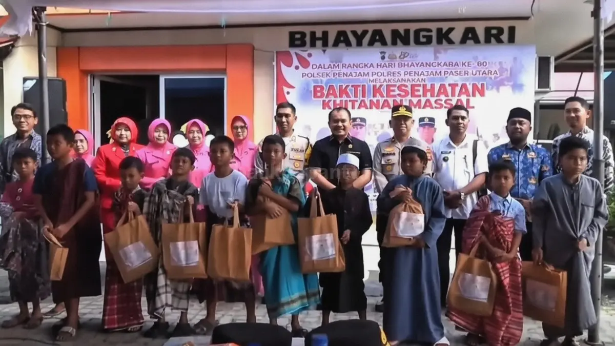 Penyerahan simbolis buku rekening BSI Tabungan Junior kepada perwakilan anak peserta khitanan massal HUT Bhayangkara ke-80 di Penajam Paser Utara.