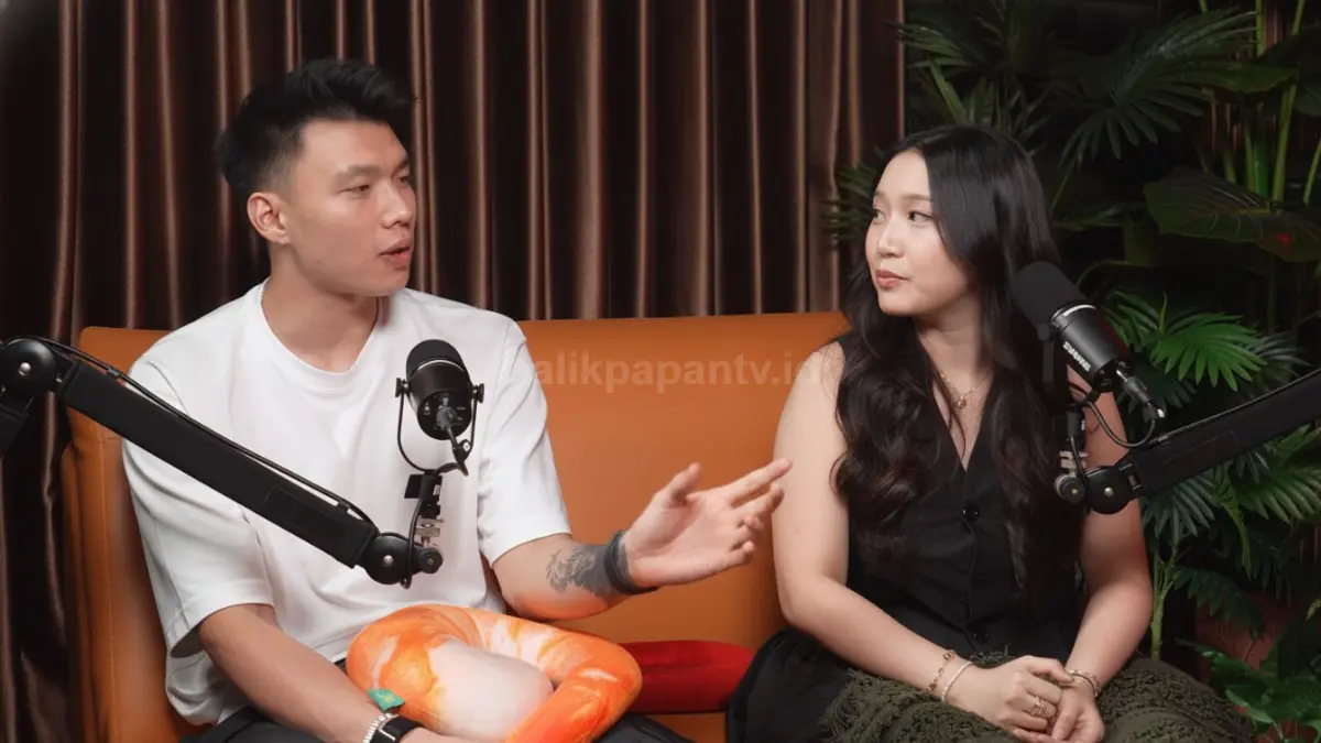 Suami memberikan dukungan dan empati kepada istri selama masa pemulihan pasca-melahirkan. (BTV/AI)