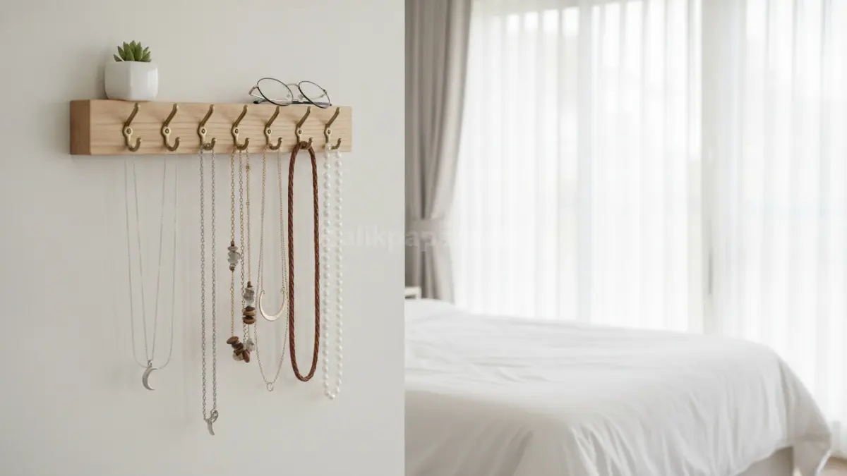 DIY gantungan kalung dari papan kayu dan kait logam untuk kamar yang lebih rapi dan menarik.
