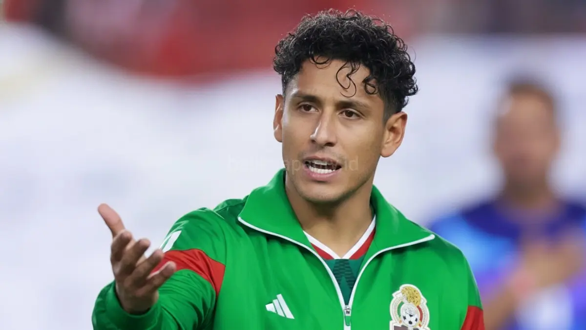 Ilustrasi Pernyataan Luis Romo memicu kontroversi di kalangan pendukung Chivas, memunculkan kritik tajam dan perdebatan mengenai komitmen serta arah tim.(BTV/AI) 
