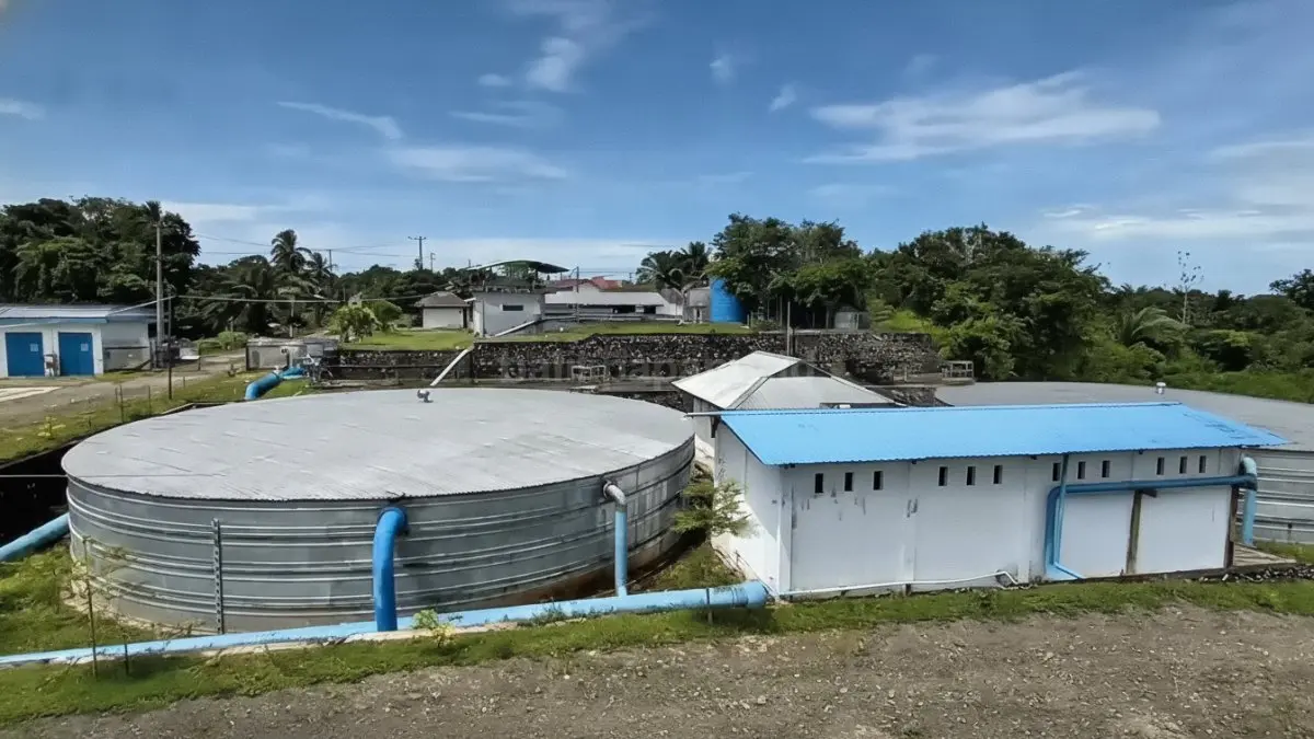 Petugas teknis dari Perumda Air Minum Danum Taka saat menginspeksi lokasi sumber air baku yang dikelilingi area hijau terbuka untuk persiapan proyek AMDK lokal.