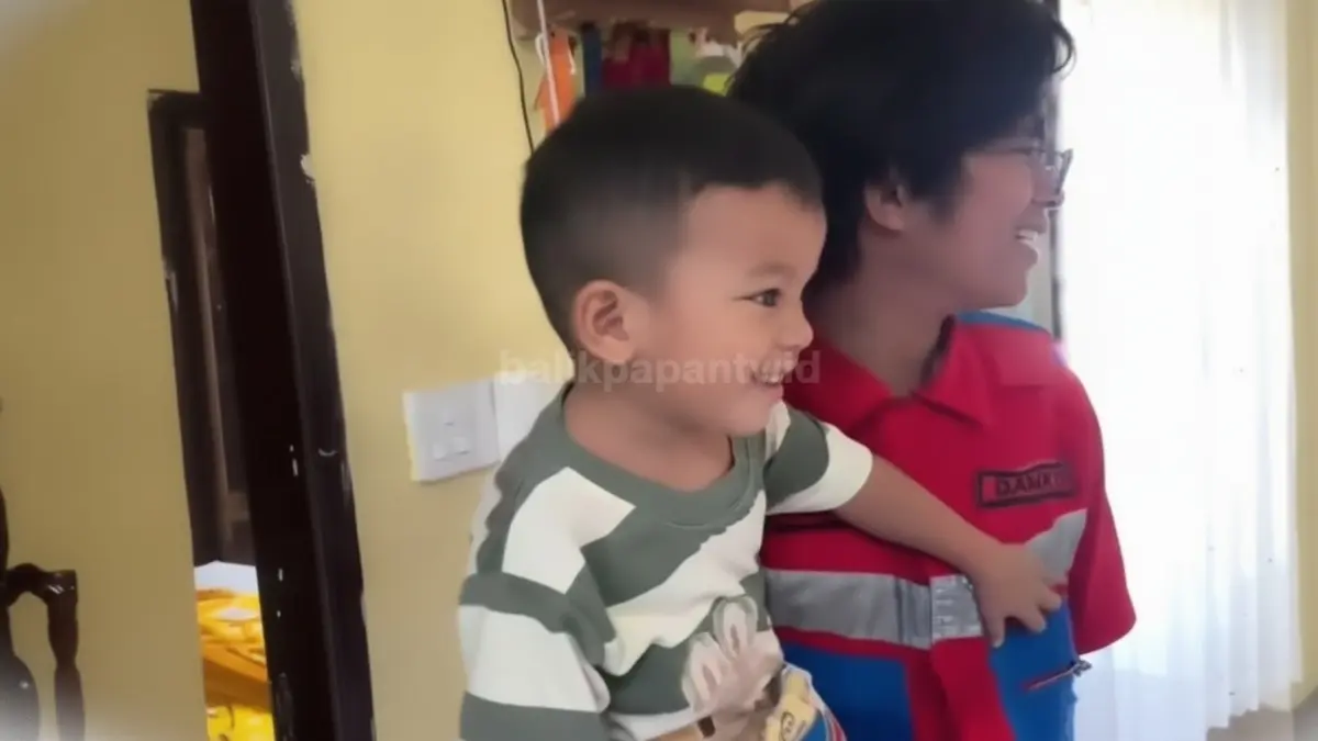 Suasana evakuasi humanis saat petugas BPBD berkomunikasi dengan anak dari luar kamar.