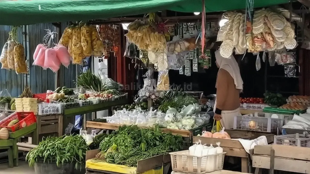 Suasana pemantauan harga komoditas pangan oleh otoritas daerah di salah satu pasar tradisional Penajam Paser Utara.