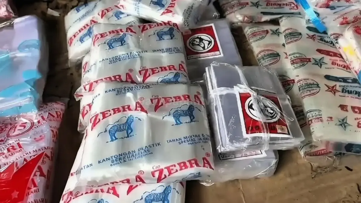 Suasana tumpukan berbagai jenis kantong plastik kemasan dan kertas nasi di salah satu lapak pedagang Pasar Induk Nenang.