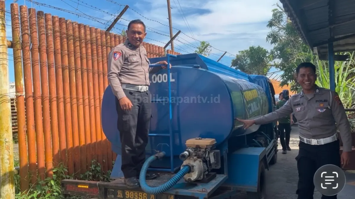 Satlantas Polres PPU menyalurkan 5.000 liter air bersih kepada warga Kelurahan Kayu Api menjelang Hari Bhayangkara ke-80.