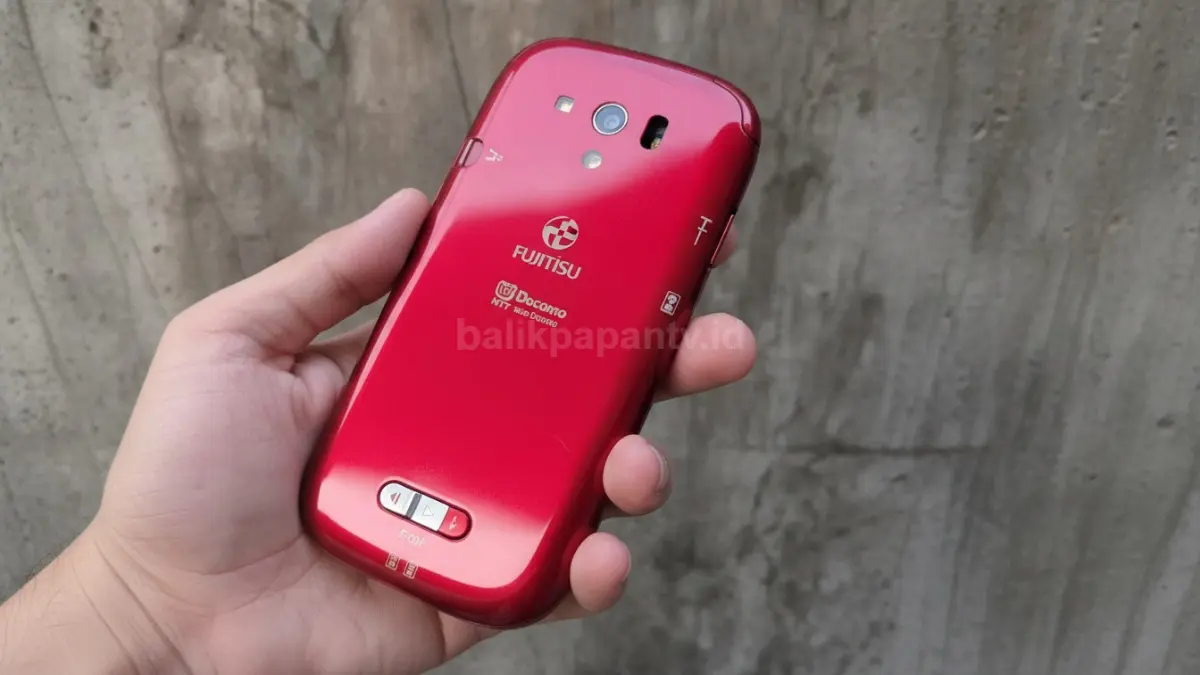 Bagian belakang Fujitsu F-06F dengan kamera 8 MP dan sakelar One-Touch Buzzer khas Jepang. (BTV/Ai)